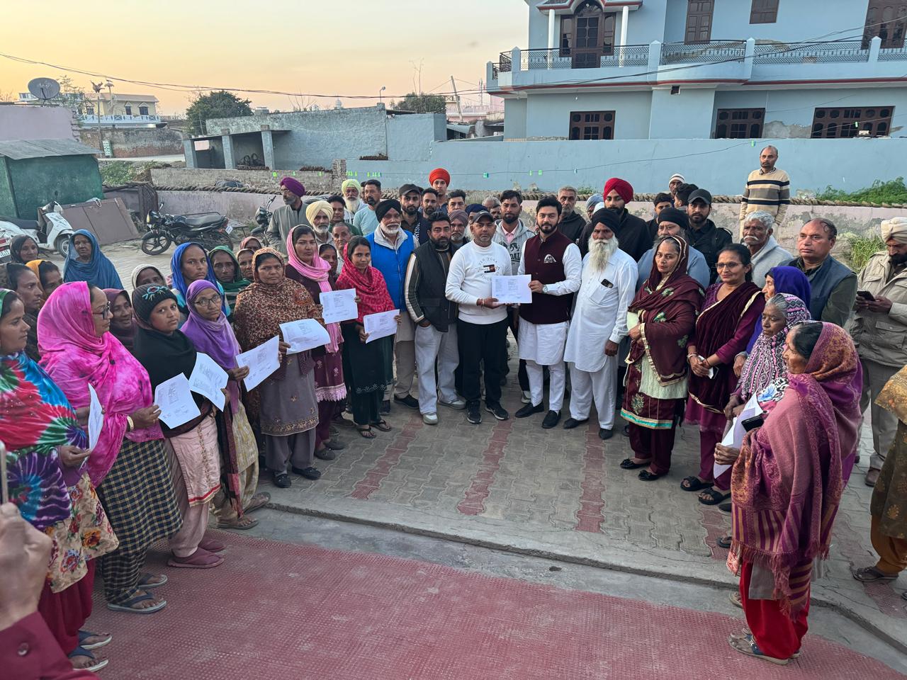 MLA Dr. Ishank distributed ration cards in Todarpur